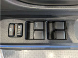パワーウィンドウのスイッチですよ。 運転席に居ながら窓を開け閉めのコントロールできますよ。 ロック機能で、子供がイタズラして窓を開けるという事も無くなりますよ。