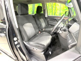 運転席まわりには十分なスペースがあり、大柄な方でもゆったり運転していただける環境です。