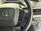 前方の車との車間を設定し、スピードを上げたり緩めたりを自動で行ってくれる追尾式の「レーダークルーズ」。上級装備の一つです!高級車にしかつかない嬉しい機能です。