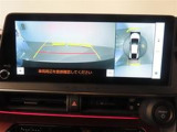 バック時の運転をサポートするバックガイドモニター&パノラミックビューモニター付き