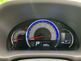 視認性の高いメーター類で、運転に必要な情報を的確に把握できます。走行状況を常に確認し、安全運転をサポートします。