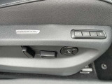 運転席シートは電動アジャストタイプ。メモリープリセット機能付きなのでご家族で運転交代される際も、ポジション調整の手間がかかりません。