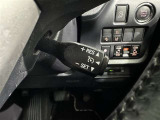 クルーズコントロール機能が付いています。 速度を設定するとアクセルを踏まなくても一定の速度で走ることができます。  高速道路ではとても便利な装置なんです。