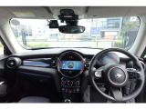 伝統的なクラシックMiniから受け継いだすっきりとしたデザインです。センターディスプレイ&トグルスイッチから操作頂けます