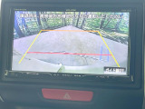 【バックカメラ】駐車時に後方がリアルタイム映像で確認できます。大型商業施設や立体駐車場での駐車時や、夜間のバック時に大活躍!運転スキルに関わらず、今や必須となった装備のひとつです!