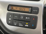 【オートエアコン】一度お好みの温度に設定すれば、車内の温度を検知し風量や温度を自動で調整。暑い&hellip;寒い&hellip;と何度もスイッチ操作をする必要はありません。快適な車内空間には必須の機能ですね♪