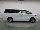 リヤサスペンションは、高級車の定番ダブルウィッシュボーンを採用。優れたコーナリングと乗り心地を実現。
