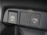 ◆USB接続端子◆スマホやiPodなどを接続して、いつもの音楽を車内でもお楽しみいただけます♪