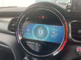 インテリアに合わせたデザインのステアリングは、握りやすく運転しやすい形状、大きさです。是非一度、実際に触ってお確かめください♪