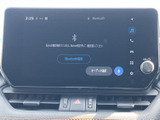 お気に入りの音楽を楽しみながら、快適なドライブを。使いやすいインターフェースで、操作も簡単です。