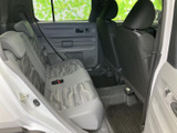 後部座席もゆったりとしたスペースを確保。長距離移動でもリラックスできます。家族や友人と快適な時間を過ごせるでしょう。