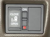 左側電動スライドドアは運転席からでも操作ができるように、ハンドル付近に開閉の操作スイッチが付いています。