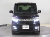 ハロゲンより明るく、より遠くまでさらなる安心感のあるLEDヘッドライトを採用。点灯忘れも防止できるオートライトコントロール機構付きです。