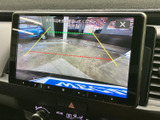 バックモニターで後方の状況を確認し、安全な駐車をサポート。ガイドライン表示で、狭い場所でもスムーズに駐車できます。