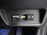 有料道路をキャッシュレスで通行できるETC車載器付きです。運転席足元に設置されています。ETCセットアップ費用は含まれておりません。別途必要となります。