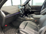 スポーツシートになっておりますので、ドライバーの身体をホールドし、安定したドライビング姿勢をサポート致します。日常的な運転でも、長時間にわたる運転でも快適な姿勢を保つための設計になっております。
