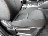 運転席にはドライバーの体型や好みに応じて前後方向だけでなく、高さの調整ができるシートリフターを装備!
