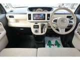 ベージュを基調とした落ち着いたインテリア。   車内の広さも嬉しいですね。