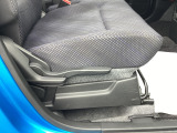 運転席にはドライバーの体型や好みに応じて前後方向だけでなく、高さの調整ができるシートリフターを装備!