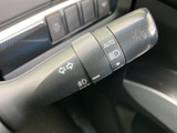 操作しやすい位置に配置され、スムーズなウインカー操作を可能にします。安全運転をサポートする機能が充実。