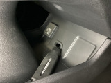 アクセサリーソケットはUSBのアダプターなどをつければ、スマホの充電にも使えます。周辺には物が置けるトレーがついています。