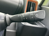 操作しやすいウインカーレバーで、安全な車線変更をサポート。直感的に操作できるため、運転に集中できます。確実な操作感も魅力です。