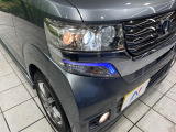 【HIDヘッドライト】非常に明るく前方を照らしてくれるので、悪天候や夜間の走行時も視界良好で安心してお乗りいただけます。