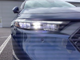【LEDヘッドライト】悪天候や夜間走行時も良好な視界を確保し安心して運転できる高輝度LEDヘッドライトを装備!点灯速度が早く、消費電力も抑えられています。
