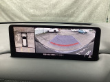 狭い場所での駐車やすれ違いなどでより的確な運転操作に役立つ360&deg;ビューモニターが装備されています。