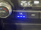 【シートヒーター&ベンチレーション】夏場は涼しい風でお尻や背中の熱やムレを防ぎ、冬はエアコンよりも早く温まってポカポカに!季節を問わず快適に過ごせます。