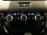 オートエアコンは左右席で独立温度コントロールが可能です。運転席はキンキンに冷やして助手席はマイルドにと言った設定が可能です☆暑さ寒さでケンカすることもなくなりますね♪