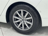タイヤサイズは195/65R15!純正アルミホイール!残り溝は5ミリ程度です!