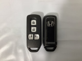 スマートキー付きですからドアロックの開閉およびエンジンスタートが楽々です。電動スライドドアの開け閉めもボタンで操作できます。スペアキーも同じものを用意しております。