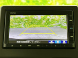 後方確認を支援するモニター画面。駐車時の安全性を高め、狭い場所でもスムーズな運転操作をサポートします。