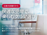 【快適な空間で、楽しむクルマ選び】シンプルで清潔な店内は、お一人でも安心して訪問できる環境が整っています。展示スペースでじっくりと車を選ぶことができます。
