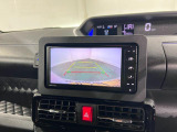 バックカメラがしっかり映るので、後ろが見やすく安心して駐車できます。お子さまの送り迎えや買い物でも心強いポイントです