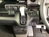 足元スッキリ、インパネシフトです。パーキングブレーキは電子制御パーキングブレーキタイプなので、運転席と助手席の間がスッキリしています。