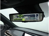 デジタルインナーミラー装備!車両後方のカメラの映像をデジタル補正で視認性を向上させてインナーミラー内に表示します♪視界を遮るものがなく、後席に同乗者がいても後方を確認しやすく安心です♪