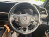 【純正革巻きステアリング】上質な革を使用することで、手にしっかり馴染みとても運転しやすいハンドルです♪