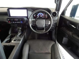 革巻きステアリングで快適な操作性の運転席です。