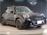 MINIのフロントグリルのデザインはイギリスで生まれた当初から、シルバーのサイドバーが折り重なった伝統的なデザインで御座います。その伝統はBMWのお車になってからでも少しずつ形を変えて守られております