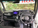 まぶしい日差しをやわらげる、青色のハーフシェイドフロントウィンドウがついています。また、プラズマクラスター技術搭載フルオートエアコンで快適です。