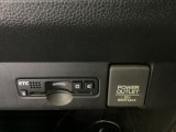 ETCがついています。高速道路の料金所の通過も楽々です。 カードの取り出しもしやすい場所についています。アクセサリーソケットはUSBのアダプターなどをつければ、スマホの充電にも使えます。