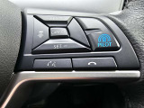 プロパイロットスイッチをONにして走行スピードを設定するだけで、ステアリングを自動制御で車線中央走行をキープ。車間距離をキープ。急な割り込みにもブレーキ操作なしでスピードをコントロール。