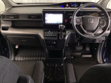 車内は光触媒抗菌消臭施工済です。スタイリッシュなデザインでスポーティなインパネ周りを演出します。グローブボックスやカップホルダーのほかにトレーなどたくさんの収納スペースが付いています。