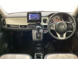 車内は光触媒抗菌消臭施工済です。スタイリッシュなデザインで暖かみのあるインパネ周りを演出します。グローブボックスやカップホルダーのほかにトレーなどたくさんの収納スペースが装備されています。