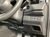 左側に高速で便利なETCがあり、横滑りを防ぐVSAなどのスイッチは、運転席の右側、手の届きやすい位置にあります。