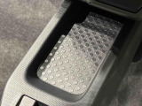 スマートフォンなどがスッキリ置けるセンターコンソールトレイです