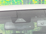 【トヨタセーフティセンス】走行中に前方の車両等を認識し、衝突しそうな時は警報とブレーキで衝突回避と被害軽減をアシスト。より安全にドライブをお楽しみいただけます。