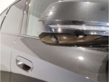【BMWミラー】視認性の高いスタイリッシュなミラー。自動防眩機能も付いており夜間のドライビングをサポートします。
